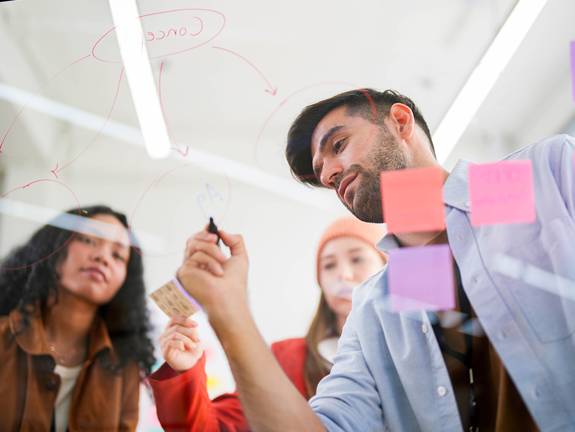 Brainstorming einer Vertriebsgruppe